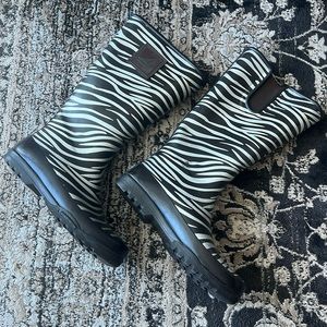 Sperry size 9 waterproof rubber boot in silver and brown zebra pattern